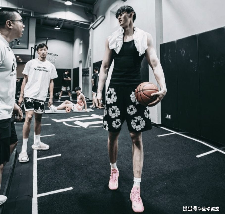 包含国际比赛日布鲁克林篮网备战CBA常规赛，手感冰凉细节曝光，压力陡增，球队文化再被提及的词条-开云app下载